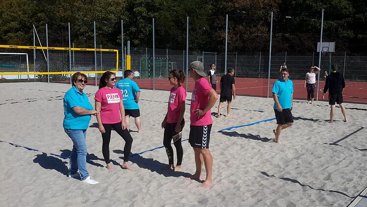 Teambesprechung mit der Bürgermeisterin: Brigitte Meyerdierks (links) eröffnete die Mehrzweckanlage, die sowohl über ein Beachvolleyballfeld (vorne), als auch über einen kombinierten Fußball- und Basketballplatz (im Hintergrund) verfügt. Foto: Rolf Pralle
