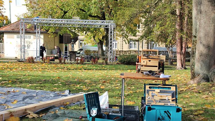 Noch herrscht Unordnung beim Aufbau, am Freitagabend soll der Park aber an verschiedenen Punkten beleuchtet werden. Foto: Mirjam Stumpf