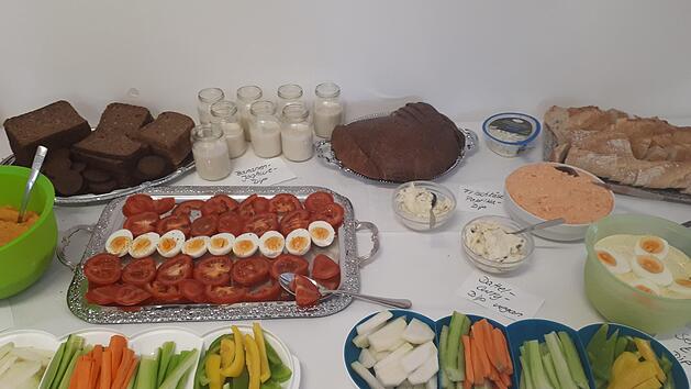 " Europ&auml;isch Fr&uuml;hst&uuml;cken", "Dip Dip hurra!"  und "bayerisches Fr&uuml;hst&uuml;ck"  waren die Themen der Gesundheitswoche im Pflegeheim in R&ouml;mershag, die von den Mitarbeitern gerne angenommen wurde. Foto: Cornelia Steinbach