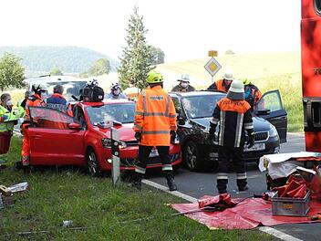 Bei dem Auffahrunfall wurden zwei Fahrzeugen aufeinander geschoben.