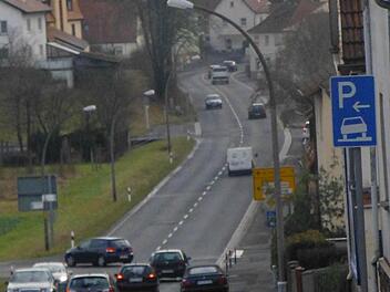 Die Arnshäuser bekommen zwar demnächst ihren lange geforderten Radweg. Aber sie müssen sich wohl noch mindestens bis 2020 gedulden, bis der Autoverkehr zur A71 nicht mehr durch ihren Ort rollt. Foto: Thomas Ahnert