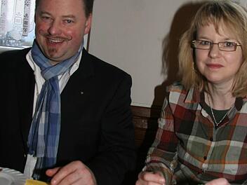 Klaus (44) und Martina (43) Purucker genießen das Frühstück nach der Osternacht. "Ein bisschen beschwerlich war das Aufstehen schon, aber es hat sich gelohnt", ist sich das Ehepaar einig - und konnten auch die Tochter begeistern. Fotos: Sonja Adam