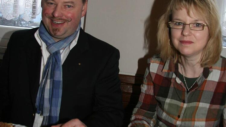 Klaus (44) und Martina (43) Purucker genießen das Frühstück nach der Osternacht. "Ein bisschen beschwerlich war das Aufstehen schon, aber es hat sich gelohnt", ist sich das Ehepaar einig - und konnten auch die Tochter begeistern. Fotos: Sonja Adam