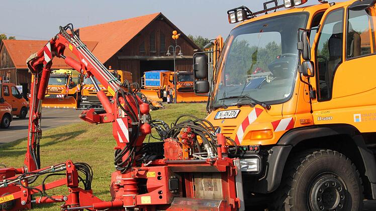 Aufwendige Technik setzt die Autobahnmeisterei in Knetzgau ein.