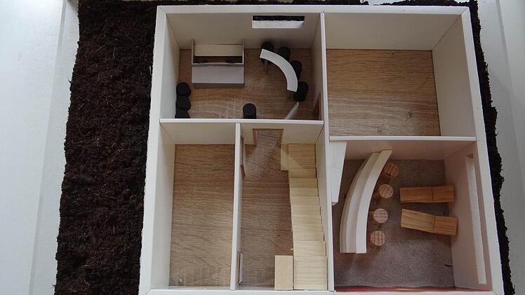 Der Raum im Keller kann in Zusammenspiel von Fahrsimulator und Altreifen zu einer Boxengasse umgestaltet werden (links oben). Die Karibikbar mit Quarzsandboden und Liegestühlen bietet Möglichkeit zum chillen (rechts unten).