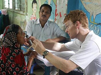 Eike Haessler bei der Behandlung einer Patientin. Foto: privat