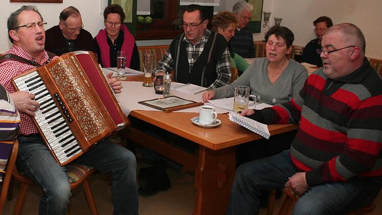 Wenn Helmut Raab aufspielt, mischt sich auch Wirt Theo Link (r.) gerne unter die Sänger. Foto: Evi Seeger