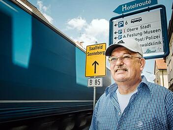 Wenn es nach Hans Müller geht, hängt hier an der Stöhrstraße bald ein großes Blinkschild, das Lastern über 3,5 Tonnen die Fahrt durch die Obere Stadt (nach links) explizit untersagt. Hier kommen alle Schwerlaster vorbei - so wie der blaue, der die Stelle gerade passiert.  Foto: Hendrik Steffens