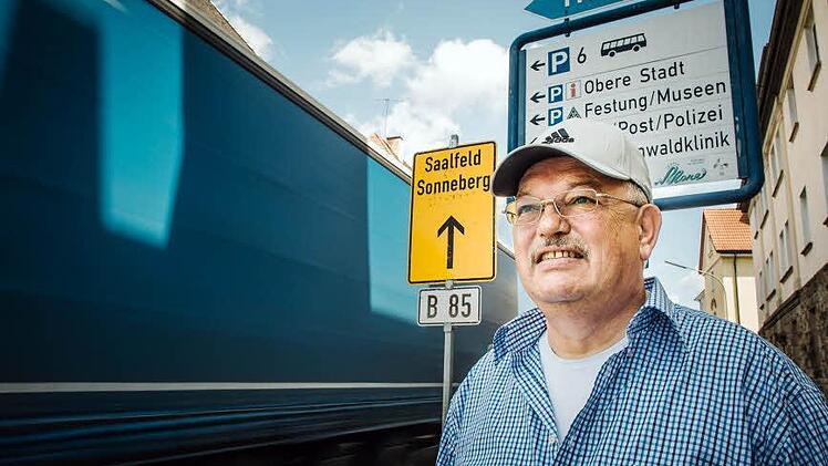 Wenn es nach Hans Müller geht, hängt hier an der Stöhrstraße bald ein großes Blinkschild, das Lastern über 3,5 Tonnen die Fahrt durch die Obere Stadt (nach links) explizit untersagt. Hier kommen alle Schwerlaster vorbei - so wie der blaue, der die Stelle gerade passiert.  Foto: Hendrik Steffens