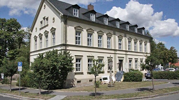 In diesem Gebäude, in dem auch der Kirchliche Kindergarten untergebracht ist, sollen Räume für die VHS Haßberge entstehen. Der Umbau schlägt mit 150 000 Euro zu Buche. Foto: Will