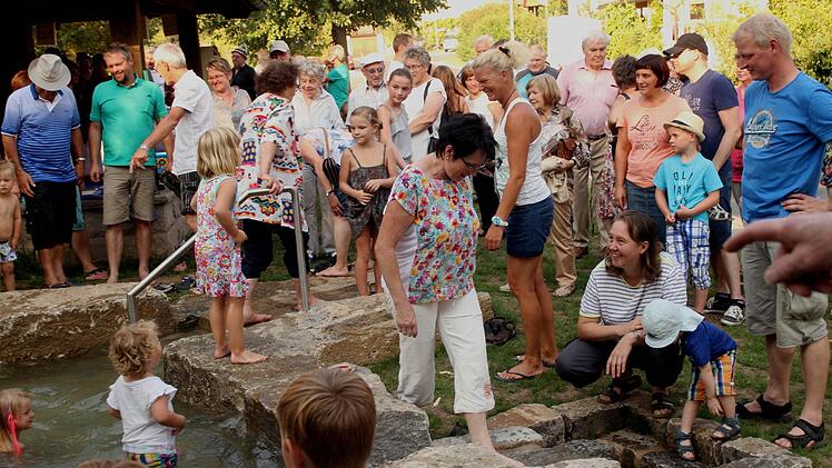 Die Bevölkerung nahm großen Anteil und probierte auch das Wassertreten aus.