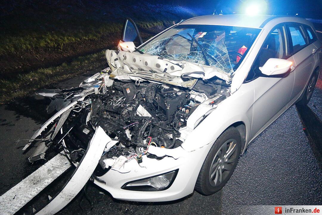 Pkw prallt gegen Lkw: Unfall auf A70