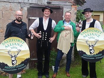 Gründung der Salzforstallianz zwischen den beiden Heimatvereinen Schmalwasser und Steinach. Das Bild zeigt von links: Jochen Fuchs (stellvertretender Vorsitzender Schmalwasser), Frank Müller (Vorsitzender Steinach), Steffen Zehe (Vorsitzender Schmalwasser) und Torsten Buers (Vorstandsmitglied Steinach).  Foto: Marion Eckert