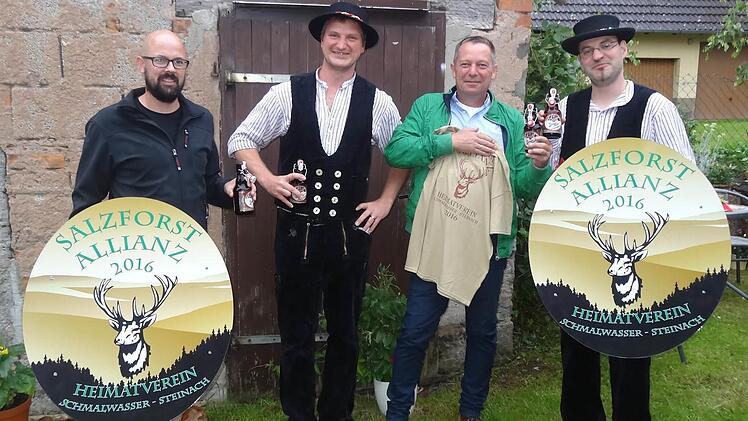 Gründung der Salzforstallianz zwischen den beiden Heimatvereinen Schmalwasser und Steinach. Das Bild zeigt von links: Jochen Fuchs (stellvertretender Vorsitzender Schmalwasser), Frank Müller (Vorsitzender Steinach), Steffen Zehe (Vorsitzender Schmalwasser) und Torsten Buers (Vorstandsmitglied Steinach).  Foto: Marion Eckert
