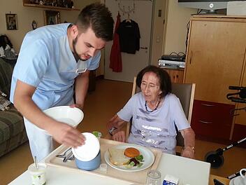 Markus Ziegmann serviert Seniotel-Bewohnerin Caroline Wetterich das Mittagessen. Drei Jahre Ausbildung warten auf den 18-jährigen Ebinger. Ob er danach weiter in seinem Beruf arbeiten will, kann er nicht mit Bestimmtheit sagen. Zu präsent ist der Wunsch, doch noch Rettungssanitäter zu werden.