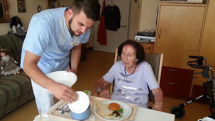 Markus Ziegmann serviert Seniotel-Bewohnerin Caroline Wetterich das Mittagessen. Drei Jahre Ausbildung warten auf den 18-jährigen Ebinger. Ob er danach weiter in seinem Beruf arbeiten will, kann er nicht mit Bestimmtheit sagen. Zu präsent ist der Wunsch, doch noch Rettungssanitäter zu werden.