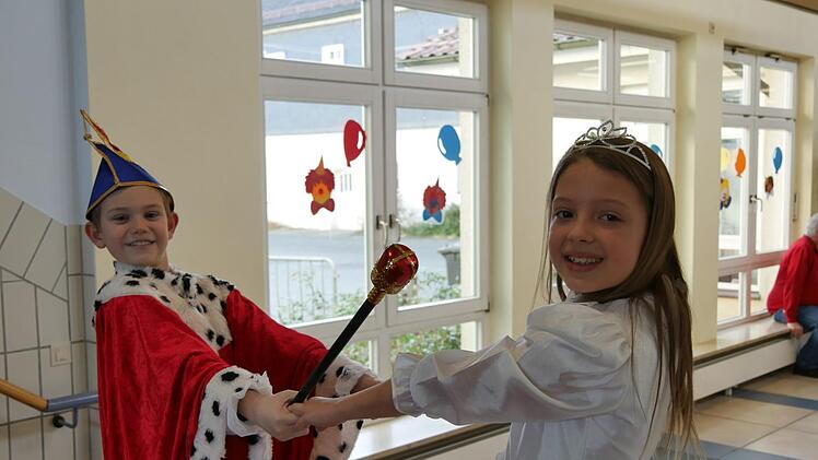 Die kleinen Majestäten Prinz Pascal I. und ihre Lieblichkeit, Prinzessin Lena I. werden beim 27. Kinderfasching das königliche Zepter schwingen. Foto: Manja von Nida