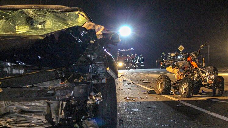 Beim Frontalzusammensto&szlig; eines Quads mit einem Auto im Kreis Neusatdt a.d. Aisch kamen am Mittwochabend der Quad-Fahrer und seine Sozia ums Leben. Die Toten sind mittlerweile identifiziert. Die B470 war stundenlang gesperrt. Foto: NEWS5 / Schmelzer