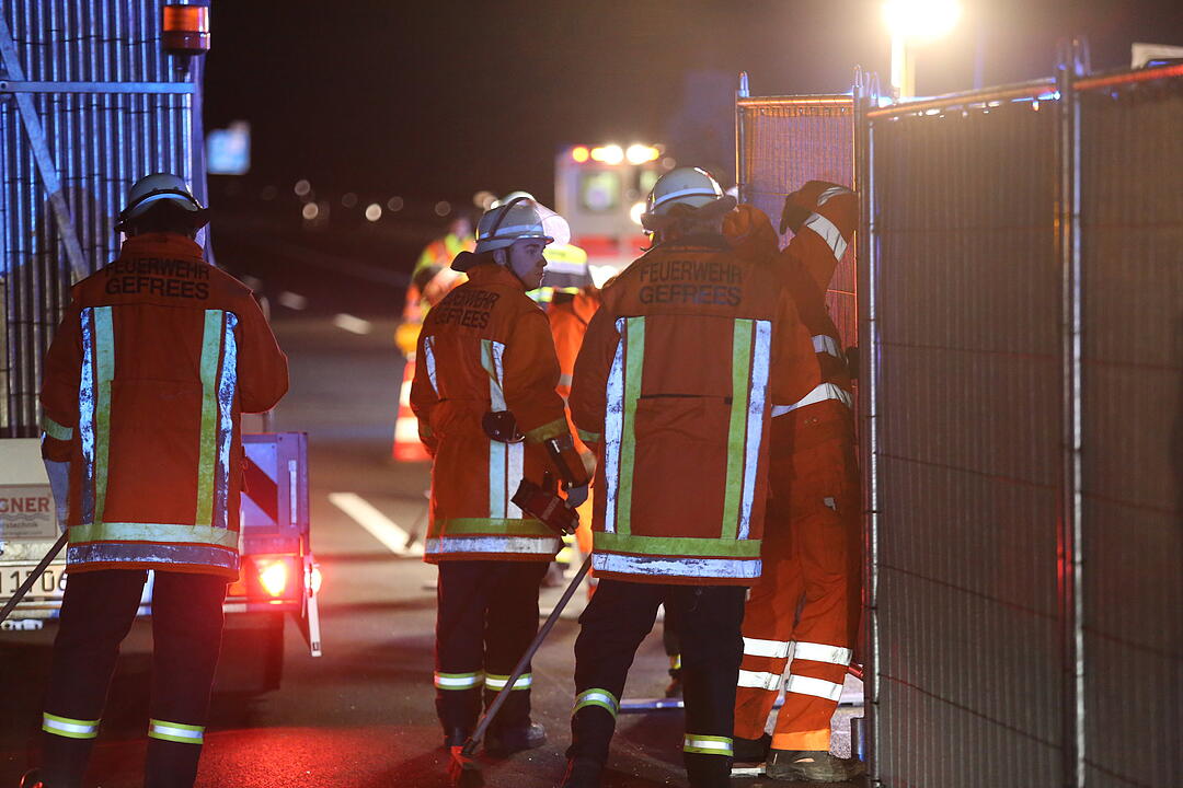 Tödlicher Unfall auf A9: Auto kracht in Lkw