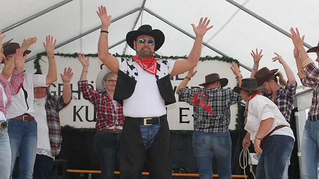 F&uuml;r das Jubil&auml;um studierte die Tanzgruppe des Geh&ouml;rlosenvereins - die "Cowgirls Line Dance" - T&auml;nze ein und pr&auml;sentierte diese beim Jubil&auml;umsfest des Muffelhauses.Sonny Adam