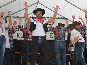 Für das Jubiläum studierte die Tanzgruppe des Gehörlosenvereins - die "Cowgirls Line Dance" - Tänze ein und präsentierte diese beim Jubiläumsfest des Muffelhauses.Sonny Adam