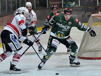 Die Alligators um Jari Neugebauer (r.) waren in Regensburg abermals nah dran an der Sensation, Das Endergebnis von 6:3 war viel deutlicher als der Spielverlauf hätte vermuten lassen. Foto: Archiv
