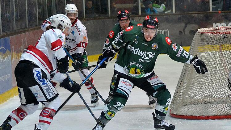Die Alligators um Jari Neugebauer (r.) waren in Regensburg abermals nah dran an der Sensation, Das Endergebnis von 6:3 war viel deutlicher als der Spielverlauf hätte vermuten lassen. Foto: Archiv