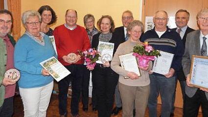 Langjährige Mitglieder und die Familien mit den schönsten Anwesen wurden ausgezeichnet. Dazu gratulierten Vorsitzende Christine Herold (Fünfte von links), Bürgermeister Harald Hübner (Fünfter von rechts) und Kreisvorsitzender Günter Reif (Zweiter von rechts). Foto: Horst Wunner