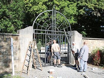 Rechtzeitig zum Tag des Friedhofs ist s Haupttor zum Münnerstädter Gottesacker hergerichtet worden. Am Sonntag wird es um 10 und um 16 Uhr Führungen durch den Friedhof geben.  Foto: Thomas Malz