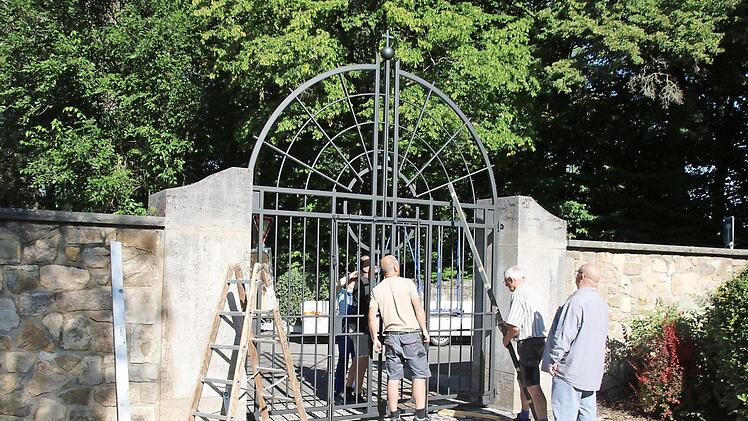 Rechtzeitig zum Tag des Friedhofs ist s Haupttor zum Münnerstädter Gottesacker hergerichtet worden. Am Sonntag wird es um 10 und um 16 Uhr Führungen durch den Friedhof geben.  Foto: Thomas Malz
