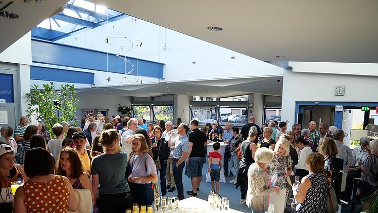Der Empfang in der Georgi-Kurhalle lud zum Ankommen und Kennenlernen ein.