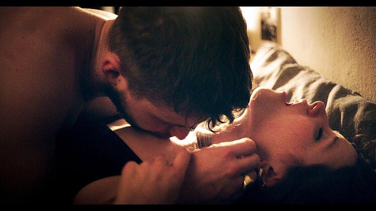 In einer der besten Episoden, "Weil ich ein Kind der Sonne bin", spielt Katharina Stark ("Deutsches Haus") eine Studentin, die ein Date hat und sich dabei durch und durch unsicher f&uuml;hlt. Ihr "Kopfkino" dreht geradezu durch.