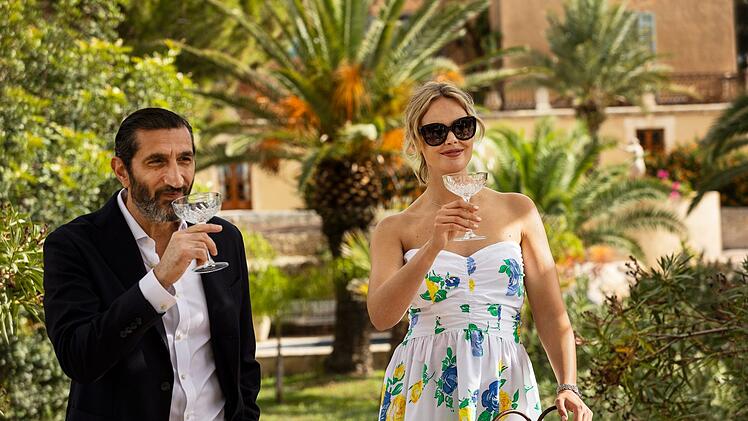 Alles k&ouml;nnte so sch&ouml;n sein, doch der Traumurlaub von Carl (Fares Fares) und Helene (Frida Gustavsson) wird immer mehr zum Albtraum. Wem k&ouml;nnen sie trauen - und k&ouml;nnen sie es einander noch?