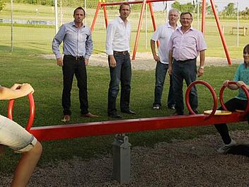 Aron Fuchs (l.) und Anna Siebenhaar   aus Kleinsendelbach testen schon einmal bei ihrem Besuch die Spielgeräte. Im Hintergrund  schauen  Mitglieder des Pinzberger  Bauausschuss  es zu (v.l.):  Thorsten Glauber, Marcus Steurer, Peter Deckert und Reinhard Seeber Foto: Franz Galster