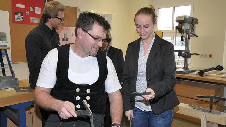 Lehrerin Anna Löhr und der Referent Jürgen Lehner