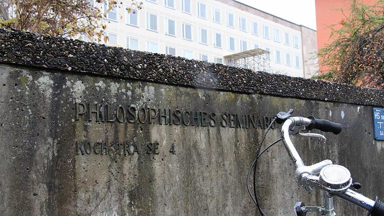 Am Eingang der Philosophischen Fakultät Erlangen Foto: Christian Bauriedel