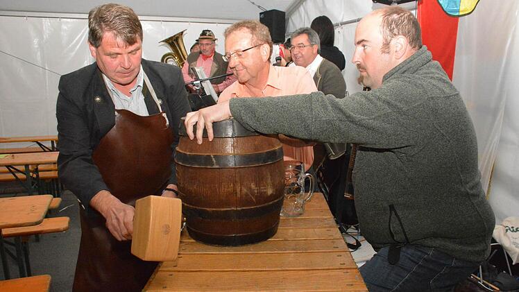 Bürgermeister Hermann Niediek beim Anstechen der ersten Maß Bier.