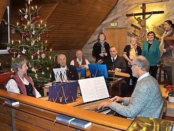 Die Rothenkirchener Stubenmusik (im Vordergrund) untermalte mit besinnlichen Weisen die Gedanken zum Advent, die (hinten, v. l.) von Birgit Götz, Maria Hausmann, Mathilde Hutzl, Martina Stauch und Carol Jakob vorgetragen wurden.  Foto: K.-H.Hofmann