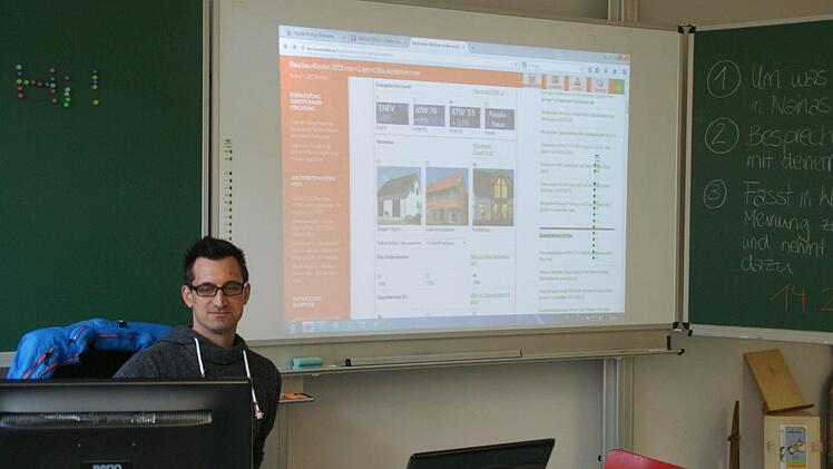 Auch Wirtschaftslehrer Christian Schramm setzt auf praktischen Unterricht, baut beispielsweise Webseiten ein, die bei bestimmten Problemstellungen weiterhelfen.