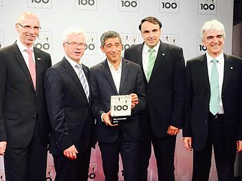 Drei oberfränkische Unternehmen wurden gestern Abend in Essen in den Kreis der Top 100 Unternehmen des deutschen Mittelstandes aufgenommen. Der Wissenschaftsjournalist Ranga Yogeshwar (Mitte) überreichte den Preis an (von links) Walter Schweinsberg (Mediengruppe Oberfranken), Reiner Jürgens (RZB Leuchten) sowie an Thomas Schlicher und Klaus Stadelmaier (Wieland Electric, rechts). Foto: ff
