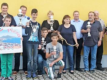 Das Gruppenbild der Sieger des Bürgerschießens, neuer Bürgerschützenkönig wurde der junge Julian Schulz (6. v. l.) Foto: Erlwein
