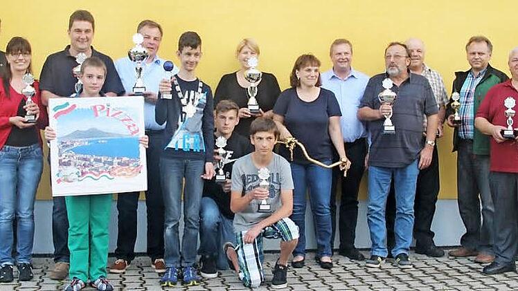 Das Gruppenbild der Sieger des Bürgerschießens, neuer Bürgerschützenkönig wurde der junge Julian Schulz (6. v. l.) Foto: Erlwein