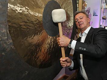Firmenchef Hans Thomann im Musikhaus in Treppendorf neben einem großen Gong Foto: M. Hoch/Archiv