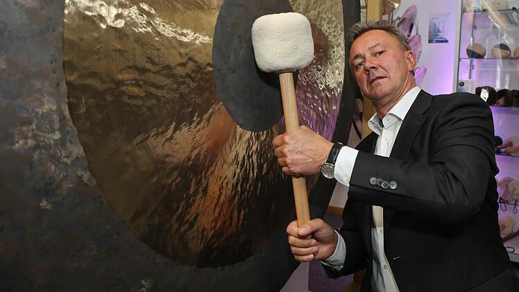 Firmenchef Hans Thomann im Musikhaus in Treppendorf neben einem großen Gong Foto: M. Hoch/Archiv