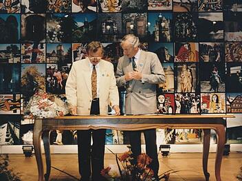 Im Festsaal des Centre Socio-Culturel bestätigten die Bürgermeister Jean Le Borgne (rechts) und Manfred Raum die Partnerschaft zwischen Hennebont und Kronach. Fotos: privat