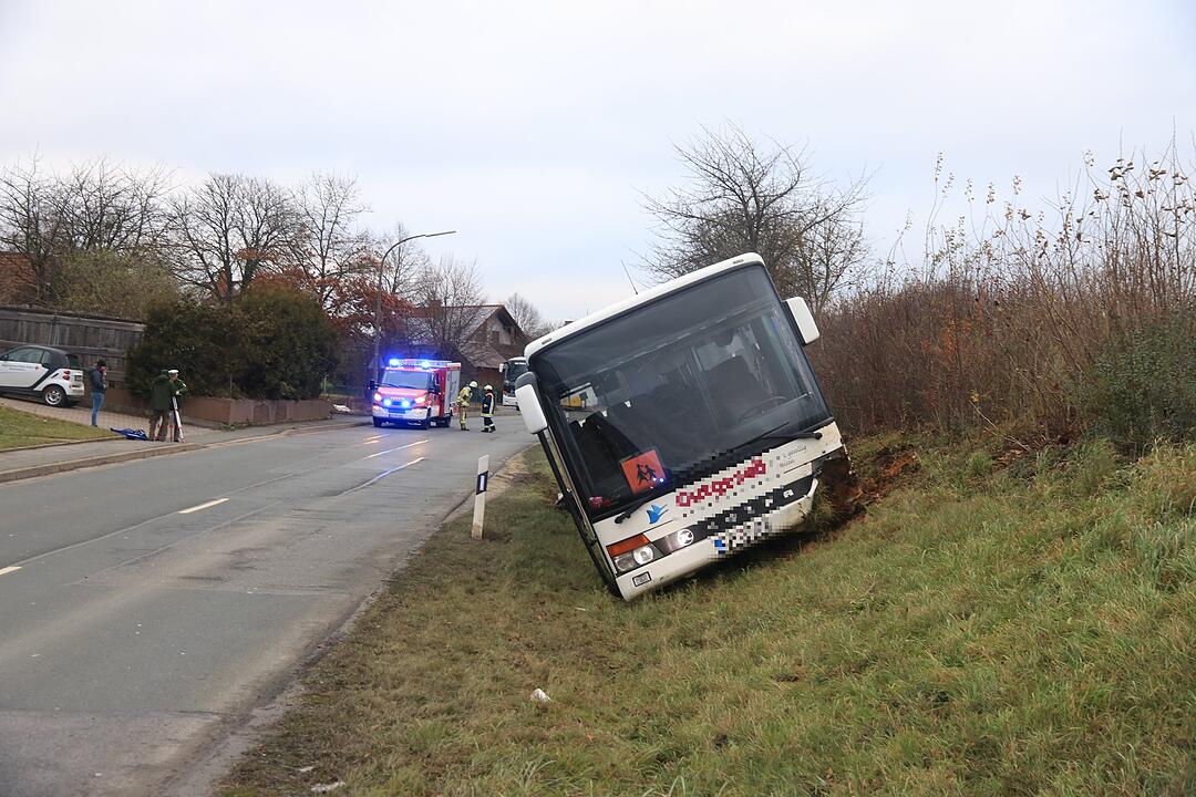 Oberfranken: Schulbus kommt von Straße ab