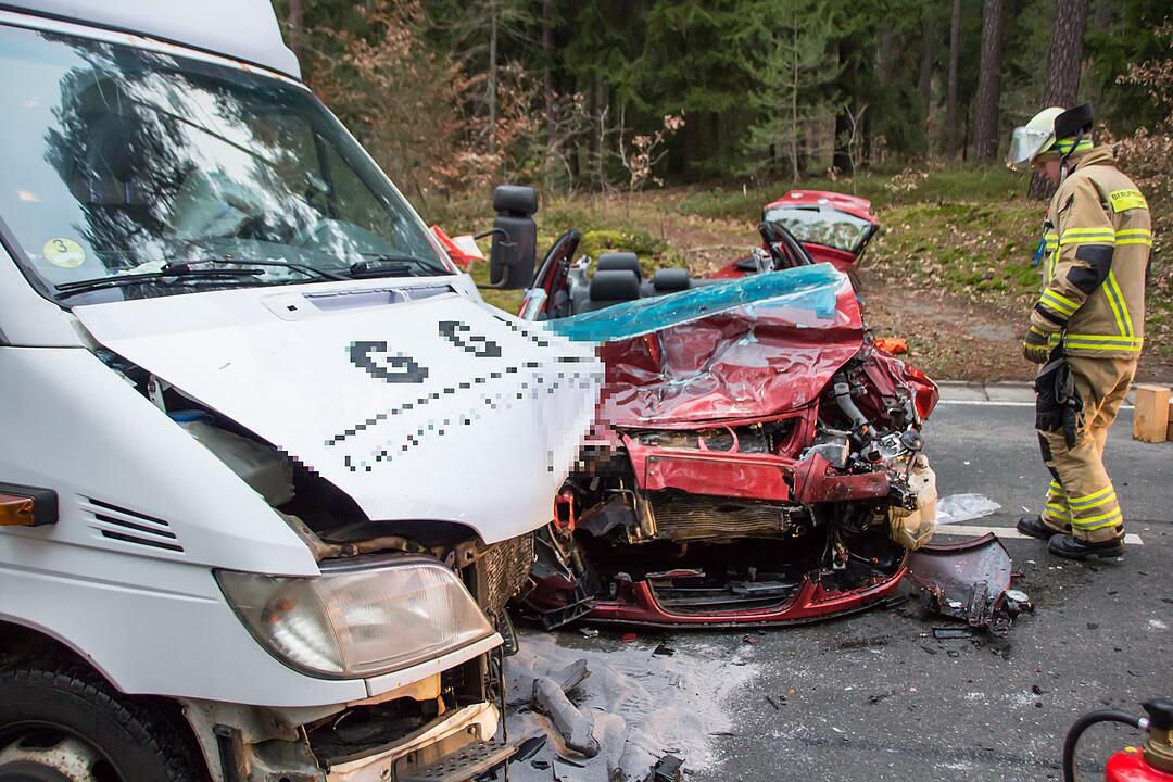 Fürth: Schwerer Unfall - Feuerwehr muss Frau befreien