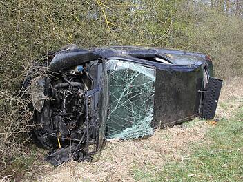 Der Skoda  überschlug sich mehrfach und wurde von einer Hecke abgebremst. Der Fahrer, ein 21-jähriger Slowake, überlebte den Unfall nicht. Fotos: Alexander Hartmann