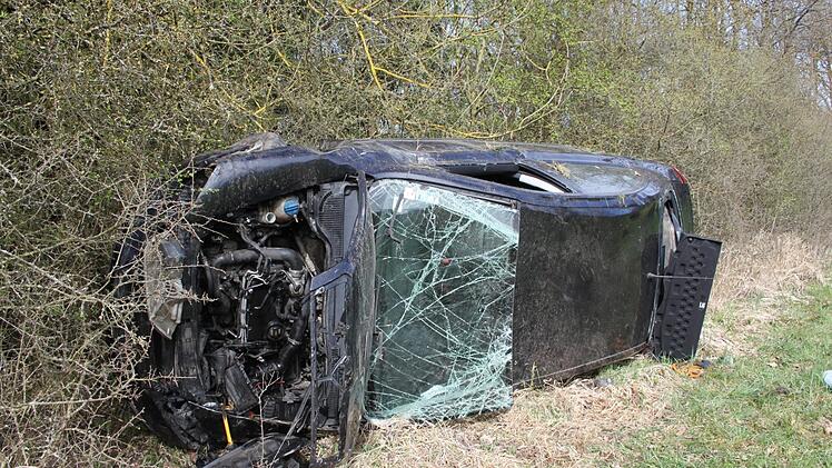 Der Skoda  überschlug sich mehrfach und wurde von einer Hecke abgebremst. Der Fahrer, ein 21-jähriger Slowake, überlebte den Unfall nicht. Fotos: Alexander Hartmann