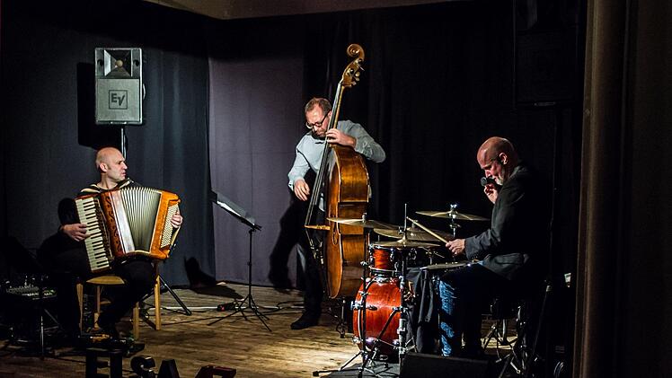 Das Trio Tango Transit gastierte in der Reihe Elsa 47 im Elsicher Dorfhaus.Foto: Jochen Berger